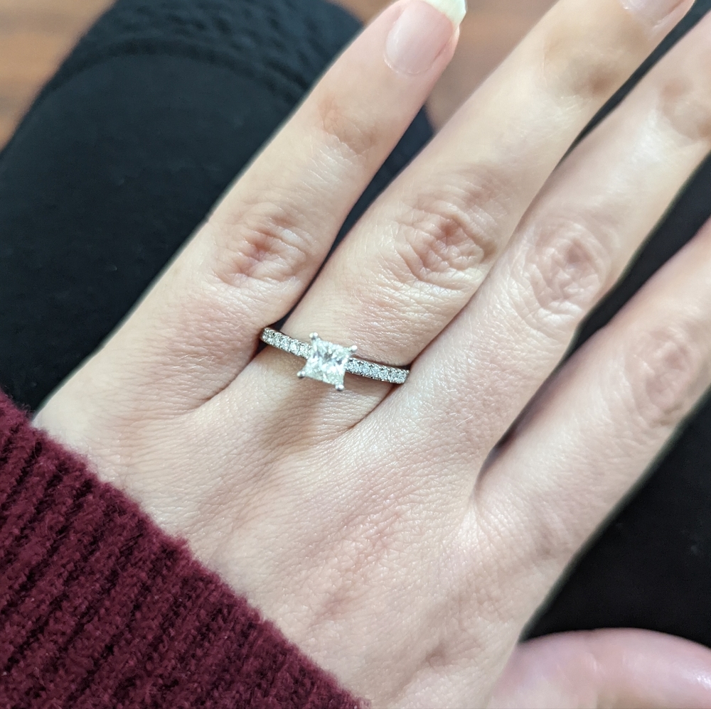 Vera Wang 14K diamond engagement ring